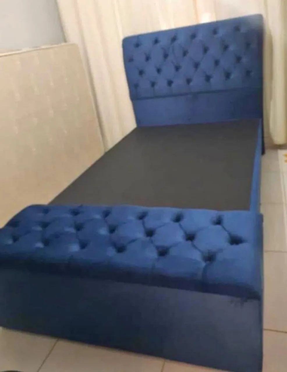 Cama Box Azul Estofada com Design Moderno
