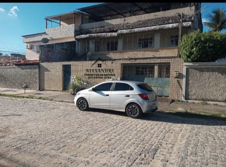 Aluga-se casa com 3 Quartos sendo um com suíte. 2 vagas de garagem. Valor R$1.800,00