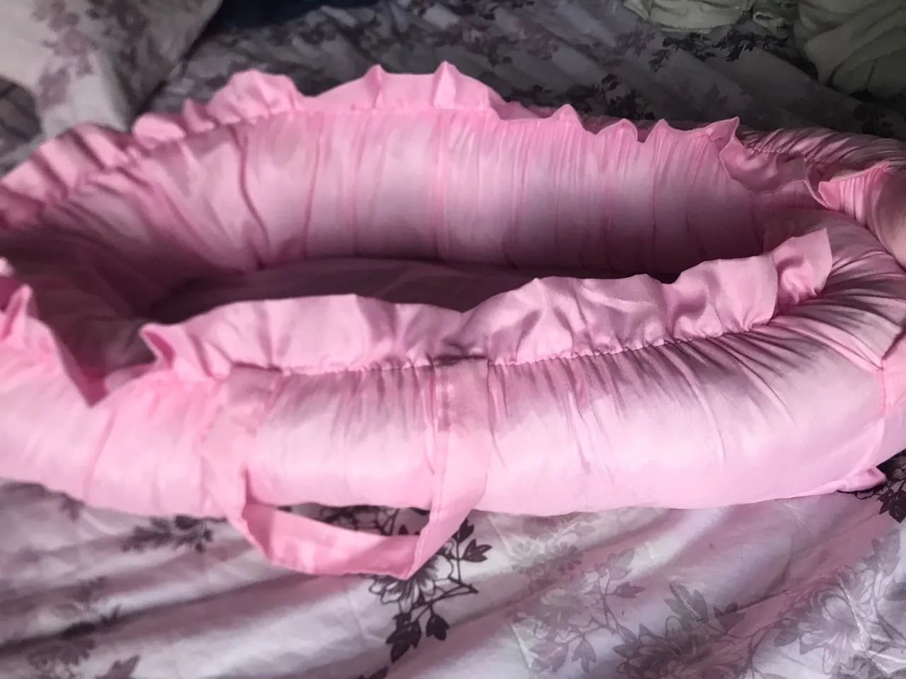 Ninho redutor de berço rosa com babado - Foto 3