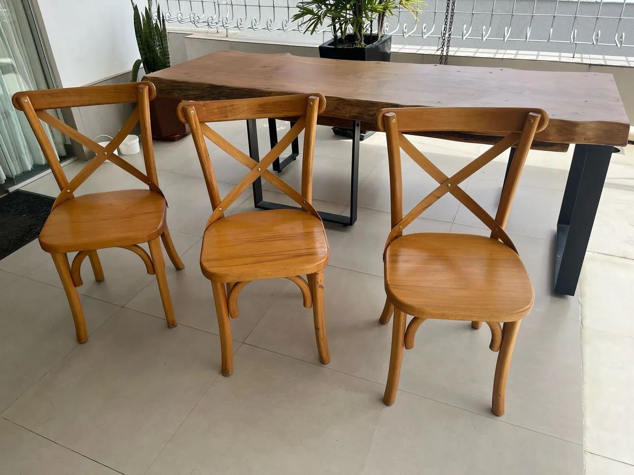 Jogo de mesa de madeira maciça,com banco e três cadeiras  Paris , - Foto 4