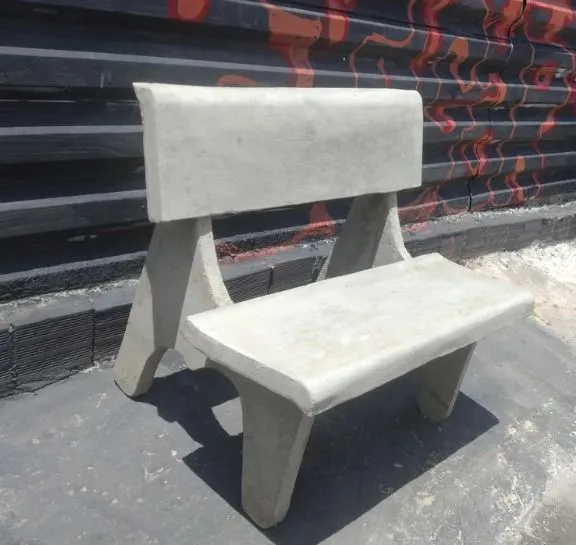 Banco de concreto resistente para áreas externas
