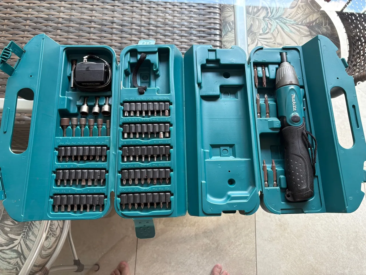 Parafusadeira Dobrável à Bateria 4,8V 1/4 Pol com Maleta de Acessórios Makita