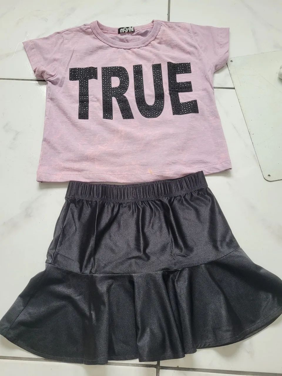 Conjunto de  saia e camiseta.