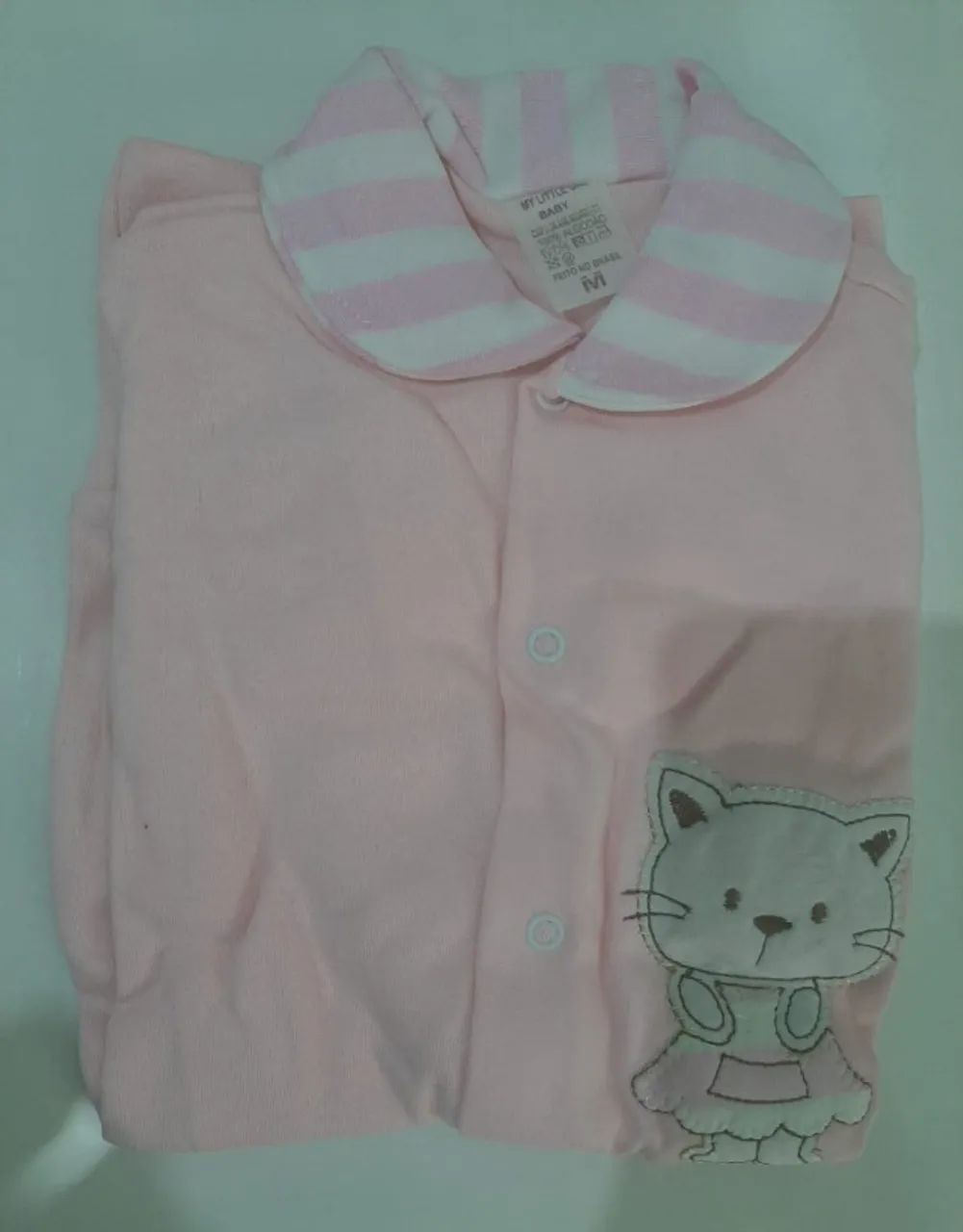 MACACÃO MENINA SUEDINE com 2 BORDADOS para Bebês - rosa claro gatinha - tamanho M - Foto 2