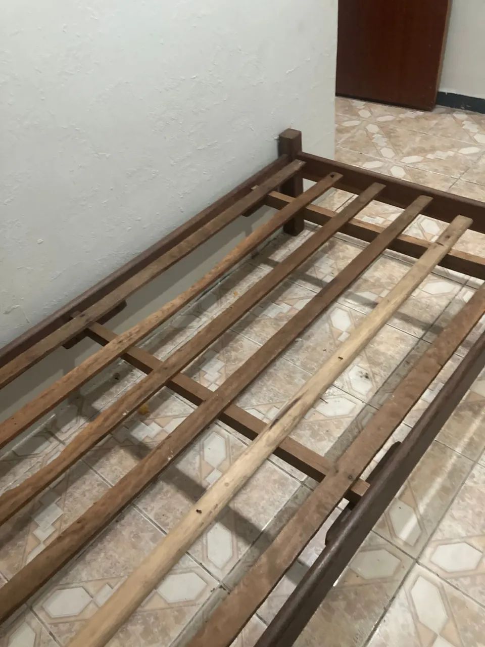 Cama de solteiro de sucupira 