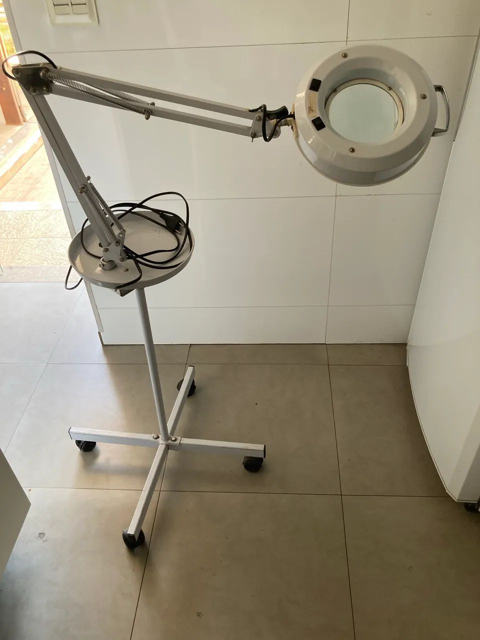 Lupa de tripé com iluminação  - Foto 4