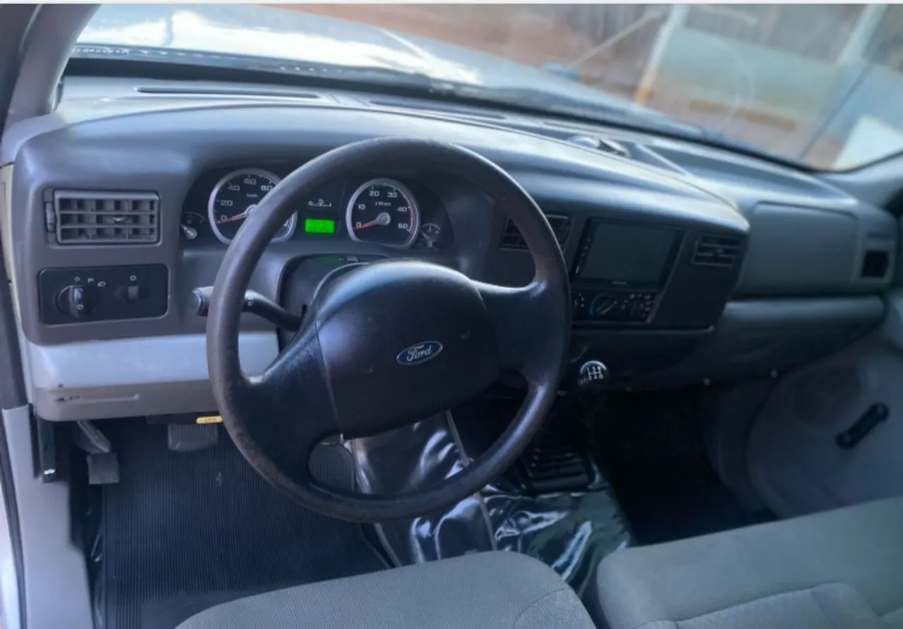 F 4000 2015 com ar multimídia, carro extra