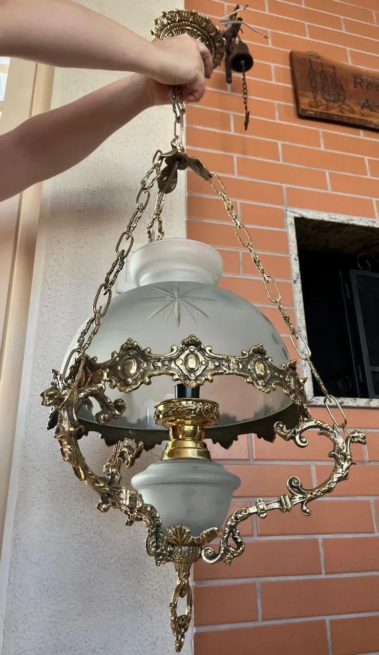 Lustre antigo em bronze maciço para uma lâmpada com cúpula fosca lapidada - Foto 6