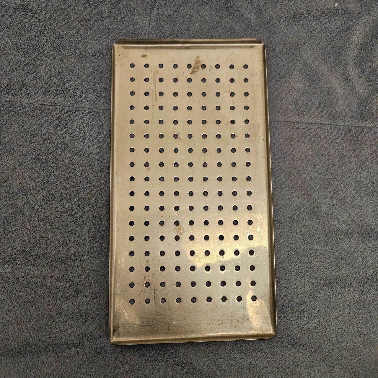 Bandeja para instrumentos cirúrgicos perfurada, 30x16x1cm