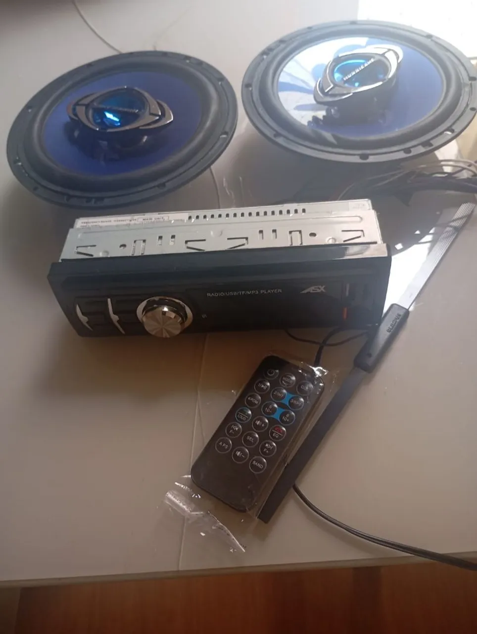 Kit Som automotivo USB MP3 c/ controle c/ 2 alto-falantes com antena eletrônica semi novo