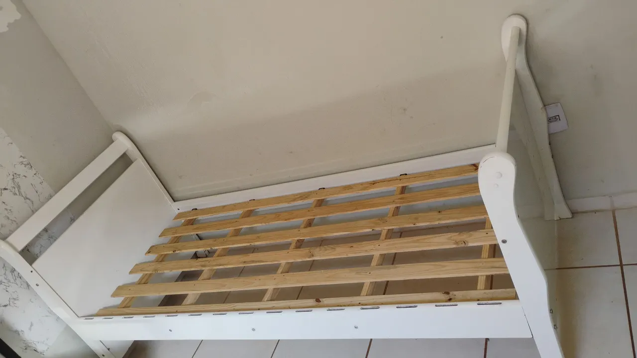 Cama de madeira branca com estrado
