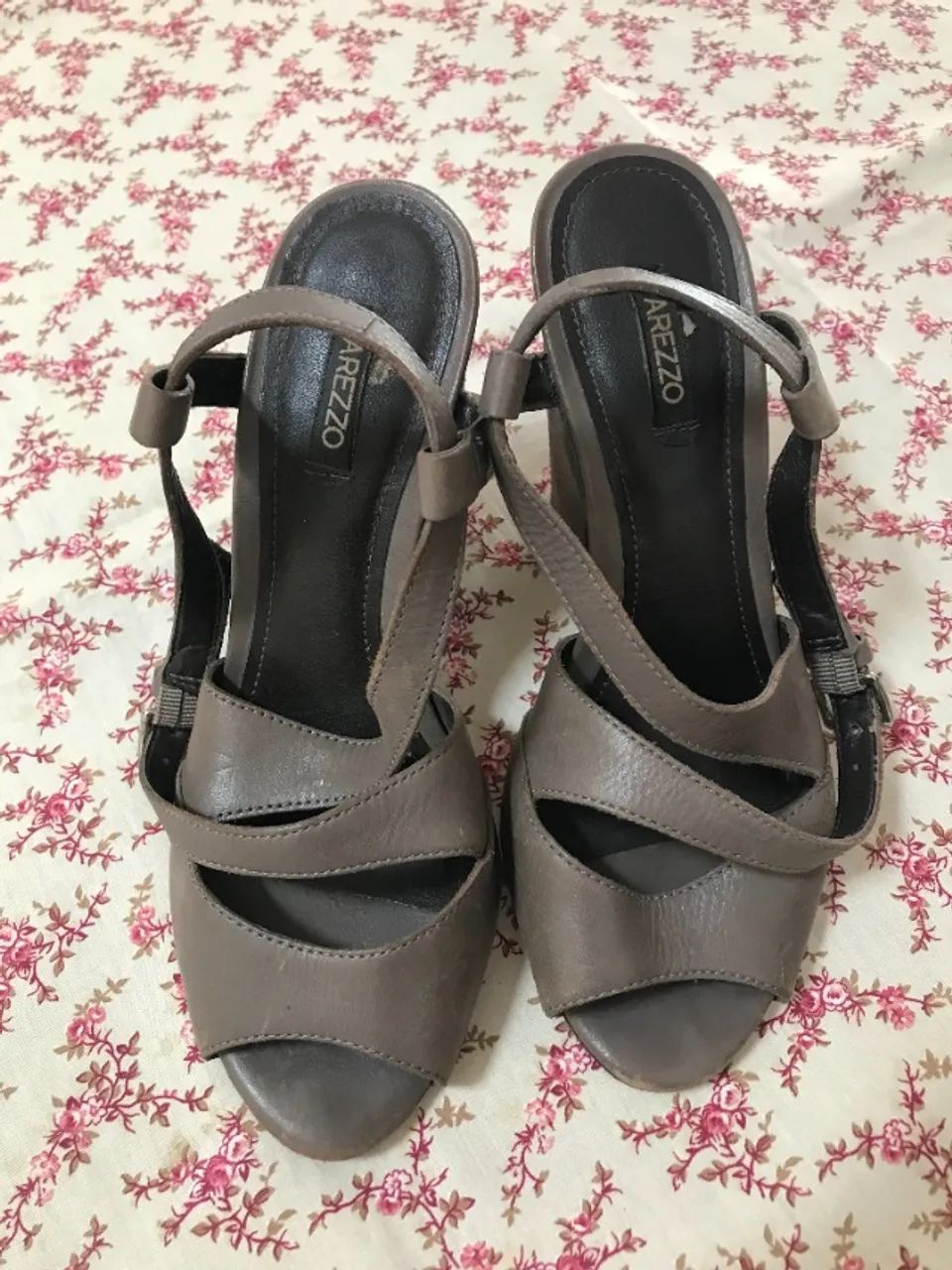 Sandália De Couro Cinza Arezzo (Usado) - Foto 3