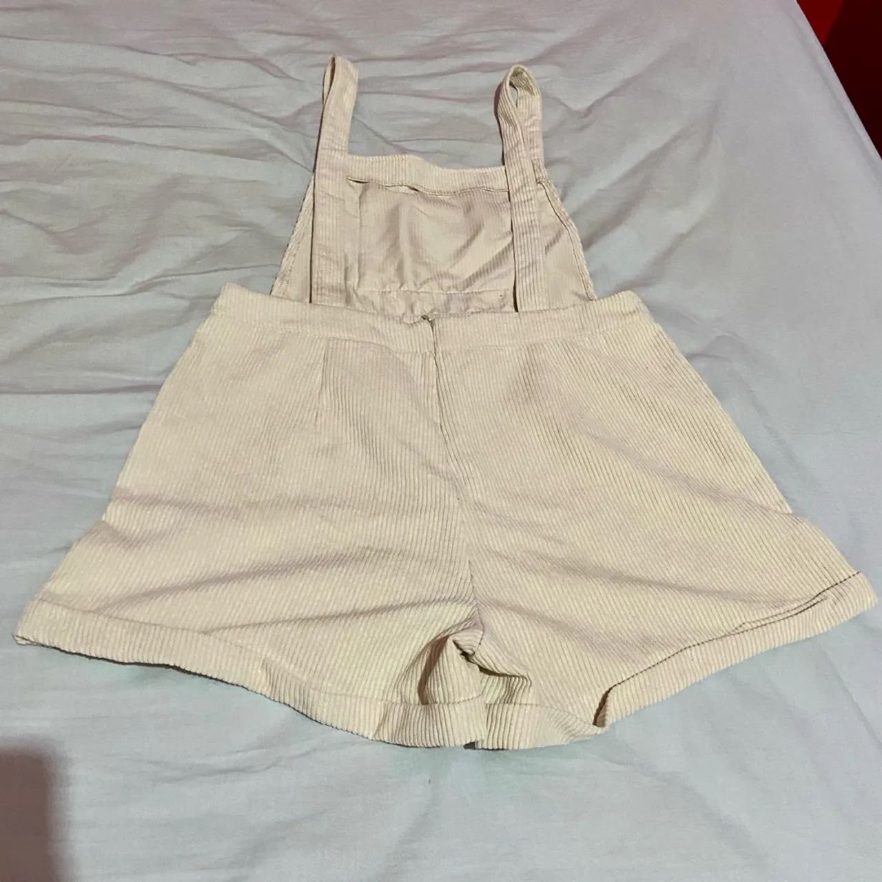Macacão Shorts Bege Bordado Abelha Shein - Foto 2