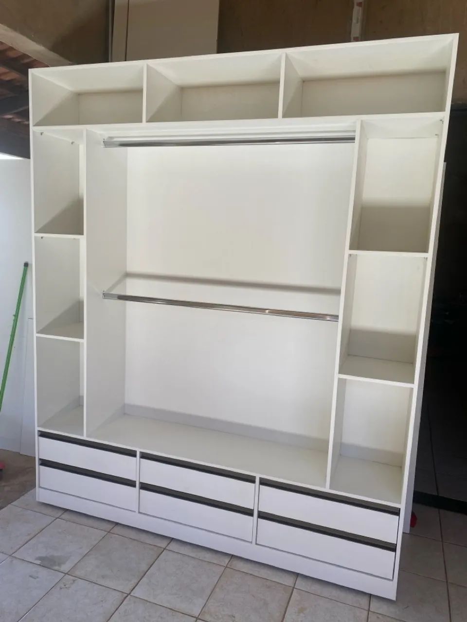 Closet com 2 cabideiros e 6 gavetas no mdf branco 