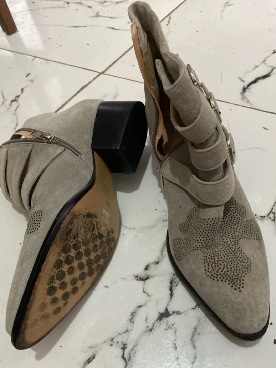 Botas de camurça cinzas com detalhes - Foto 3