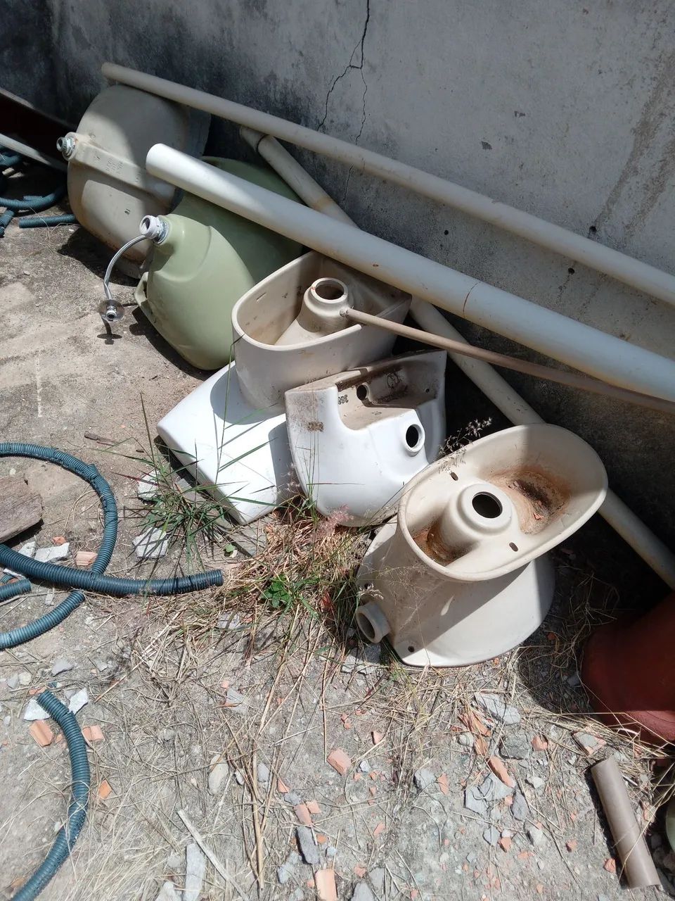 Pias e vasos sanitário  - Foto 2