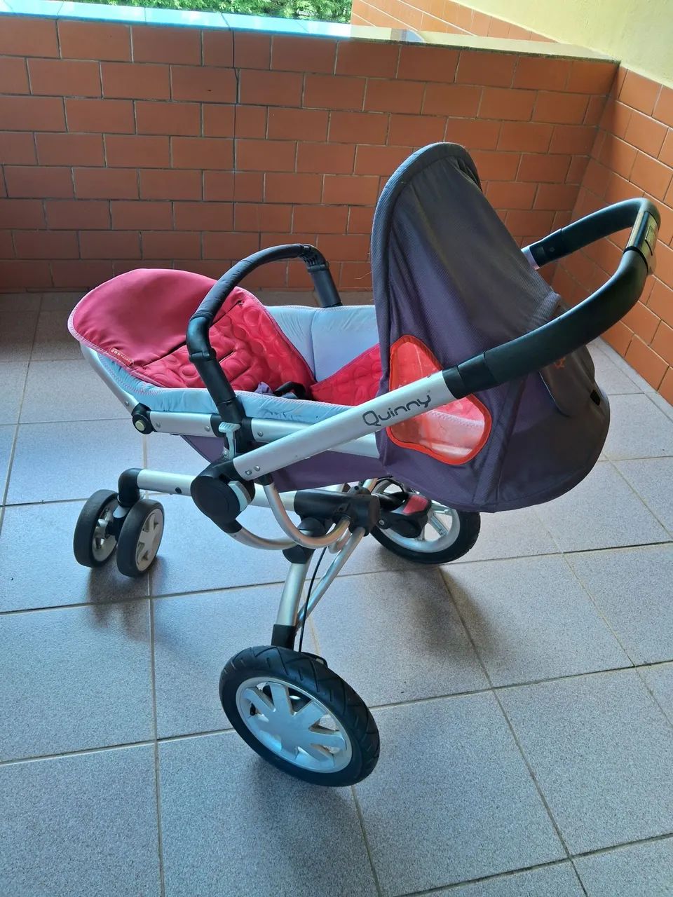 Carrinho de bebê marca Quinny