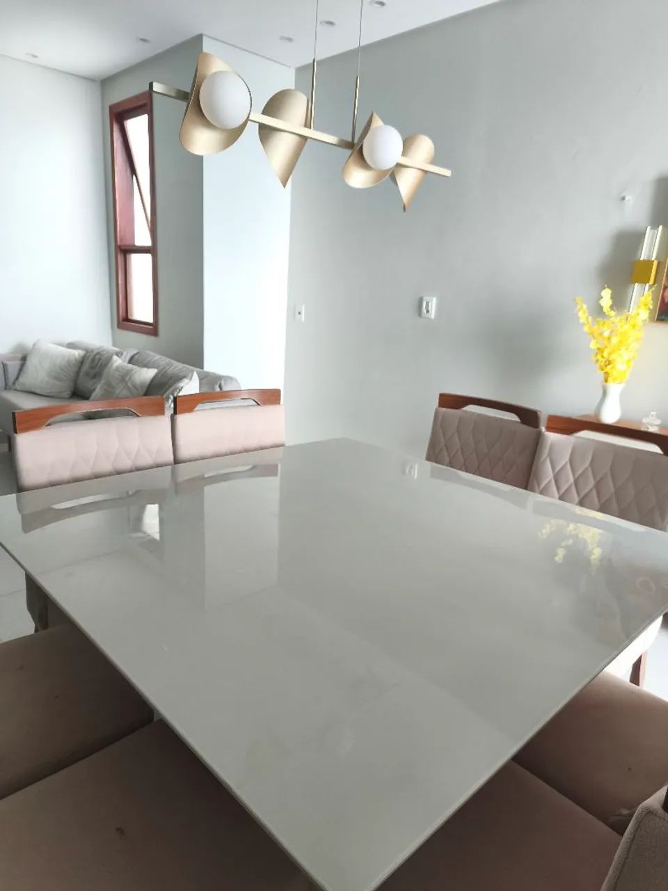 Mesa com tampo laqueado e 8 cadeiras - Foto 3