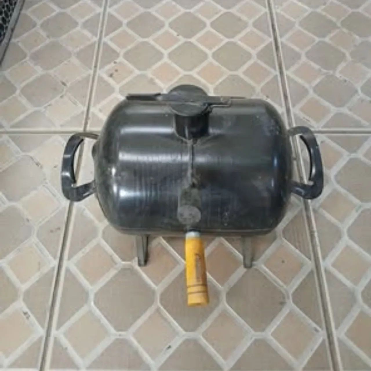 Churrasqueira de ferro á bafo.  Nova.