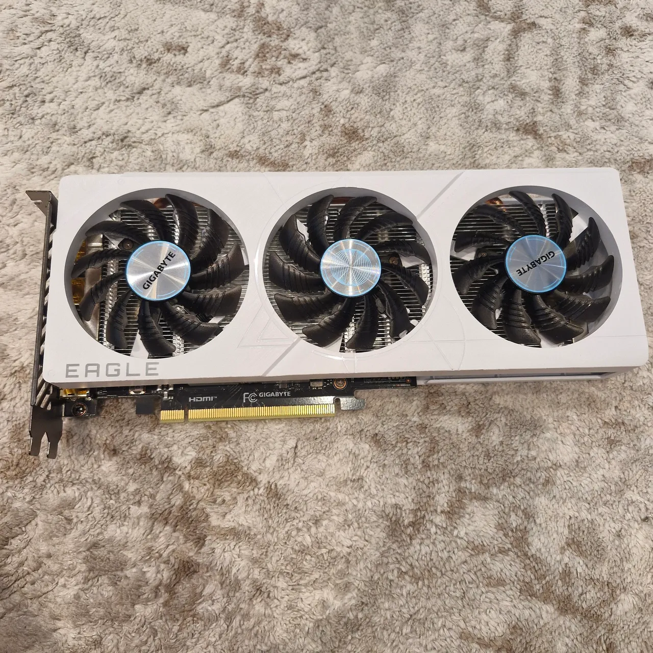 NVIDIA GEFORCE RTX 4060 Branca+Suporte Branco Vertical GPU