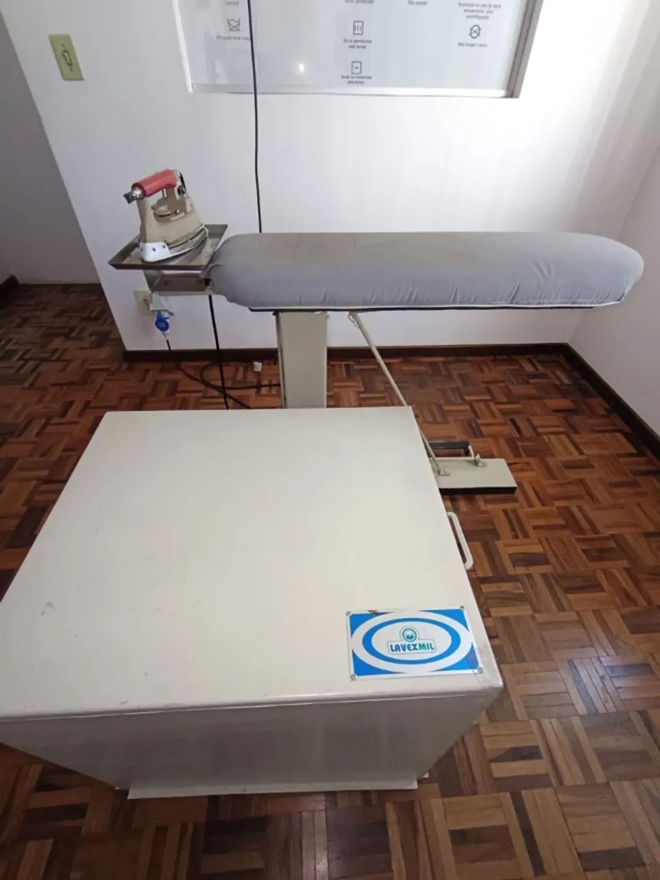 Mesa de passar com vácuo e ferro de passar