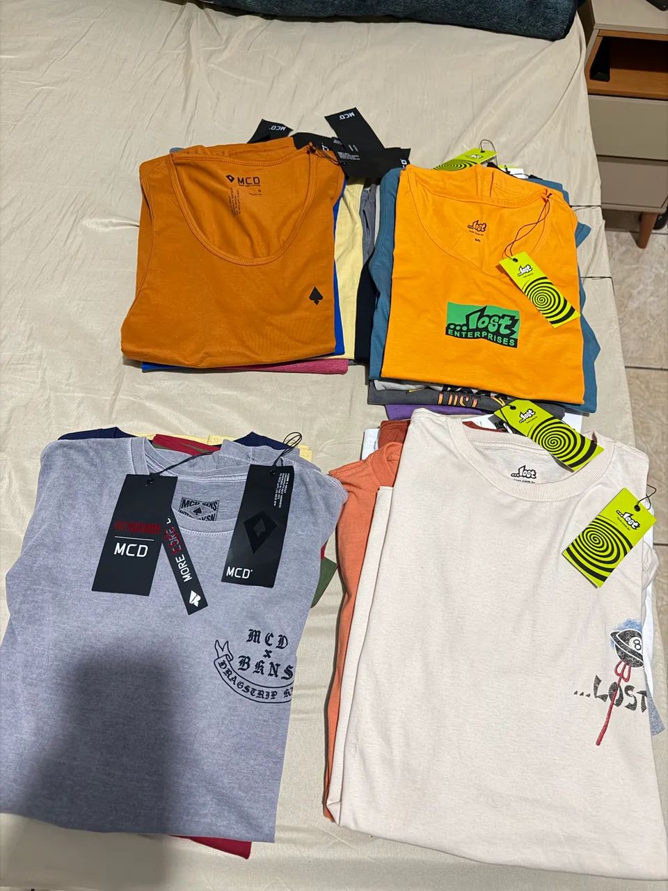 Lote de camisas e Regatas Lost e MCD