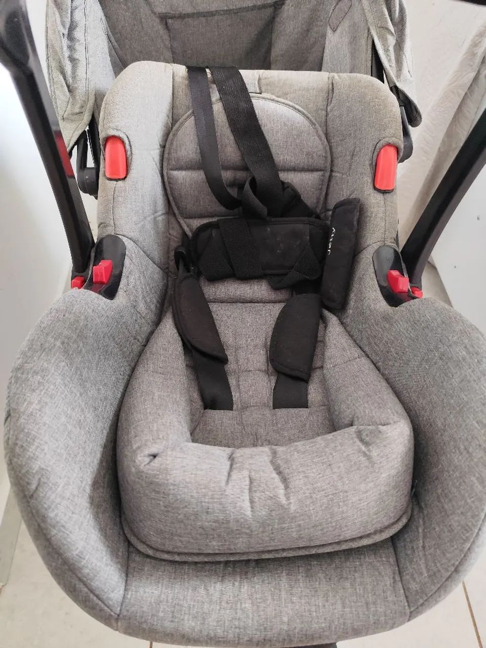 Carrinho com bebê conforto cosco