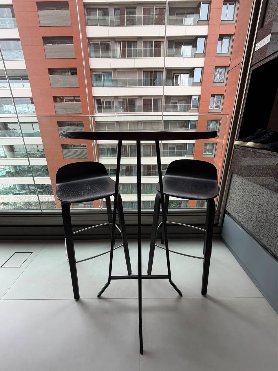 Mesa e banquetas 