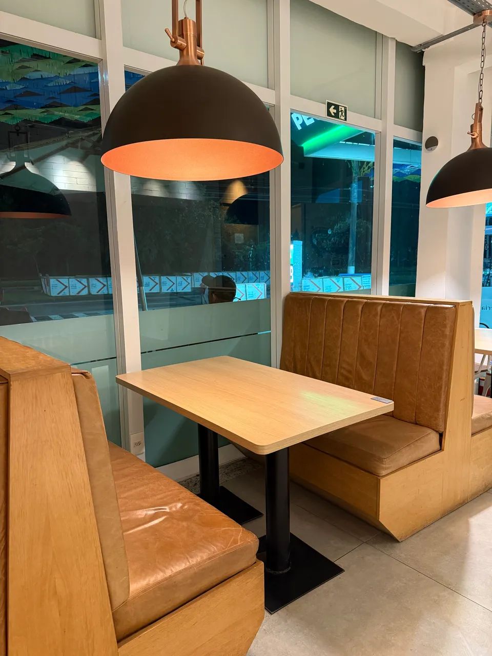 Sofá e mesa de restaurante 