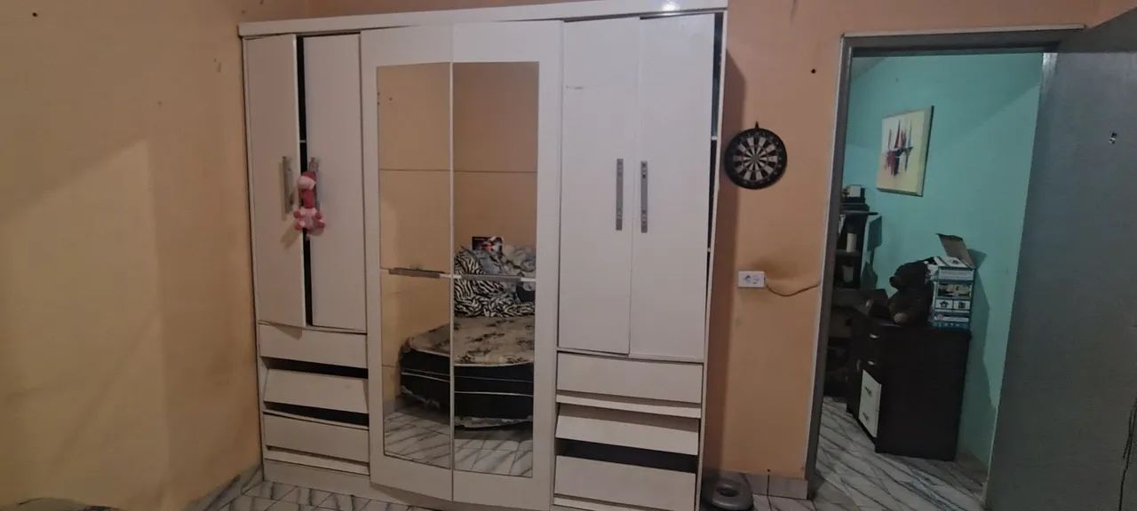 Guarda-roupa sem porta com espelhos