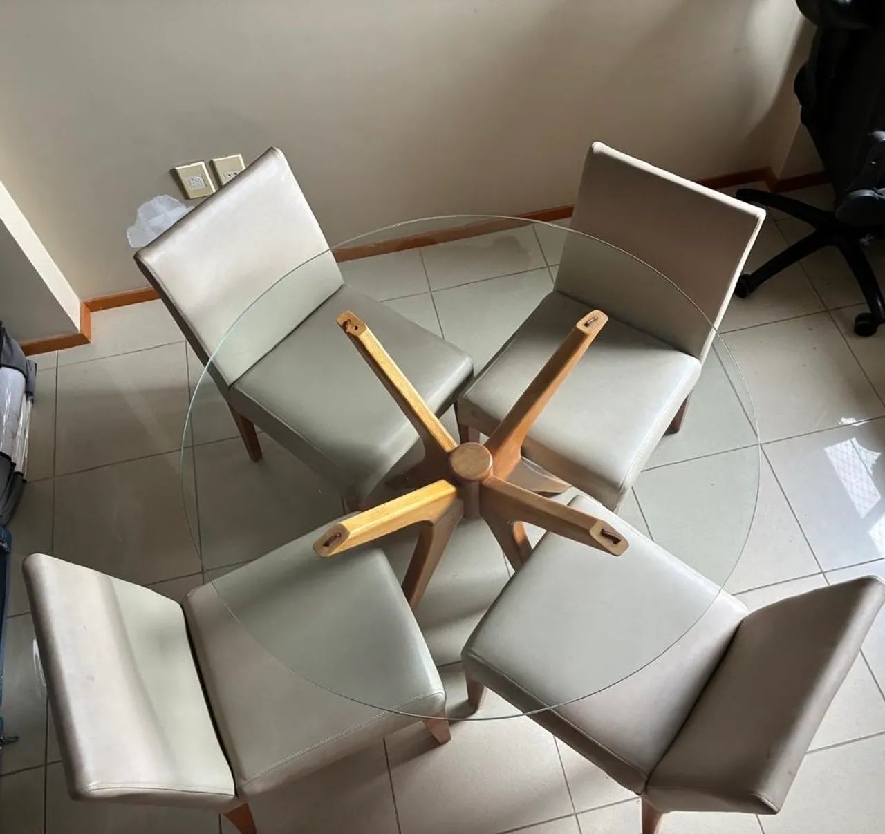 Conjunto de Mesa com 4 cadeiras - Sala