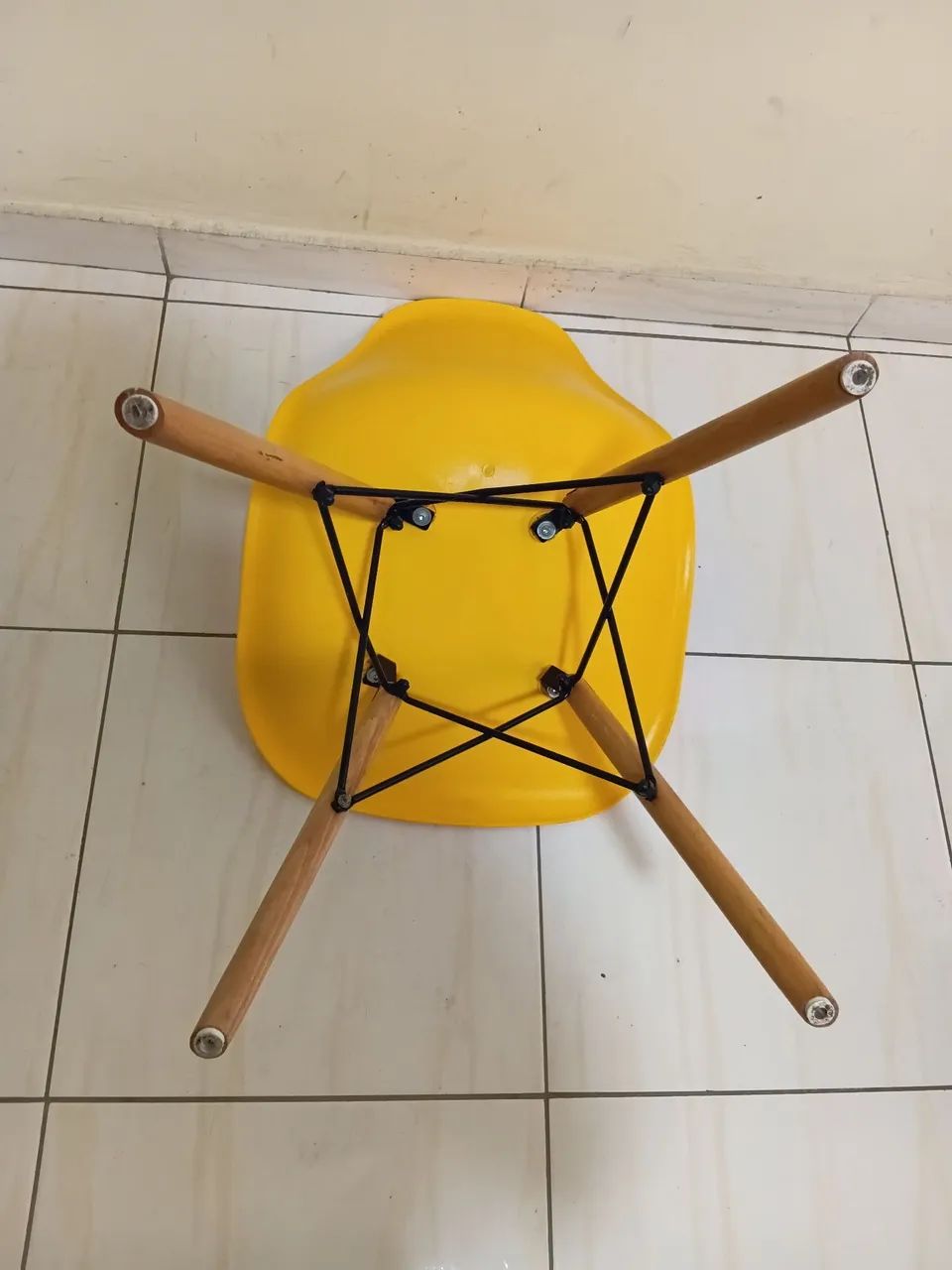 Cadeira de plástico com pé de madeira  - Foto 4