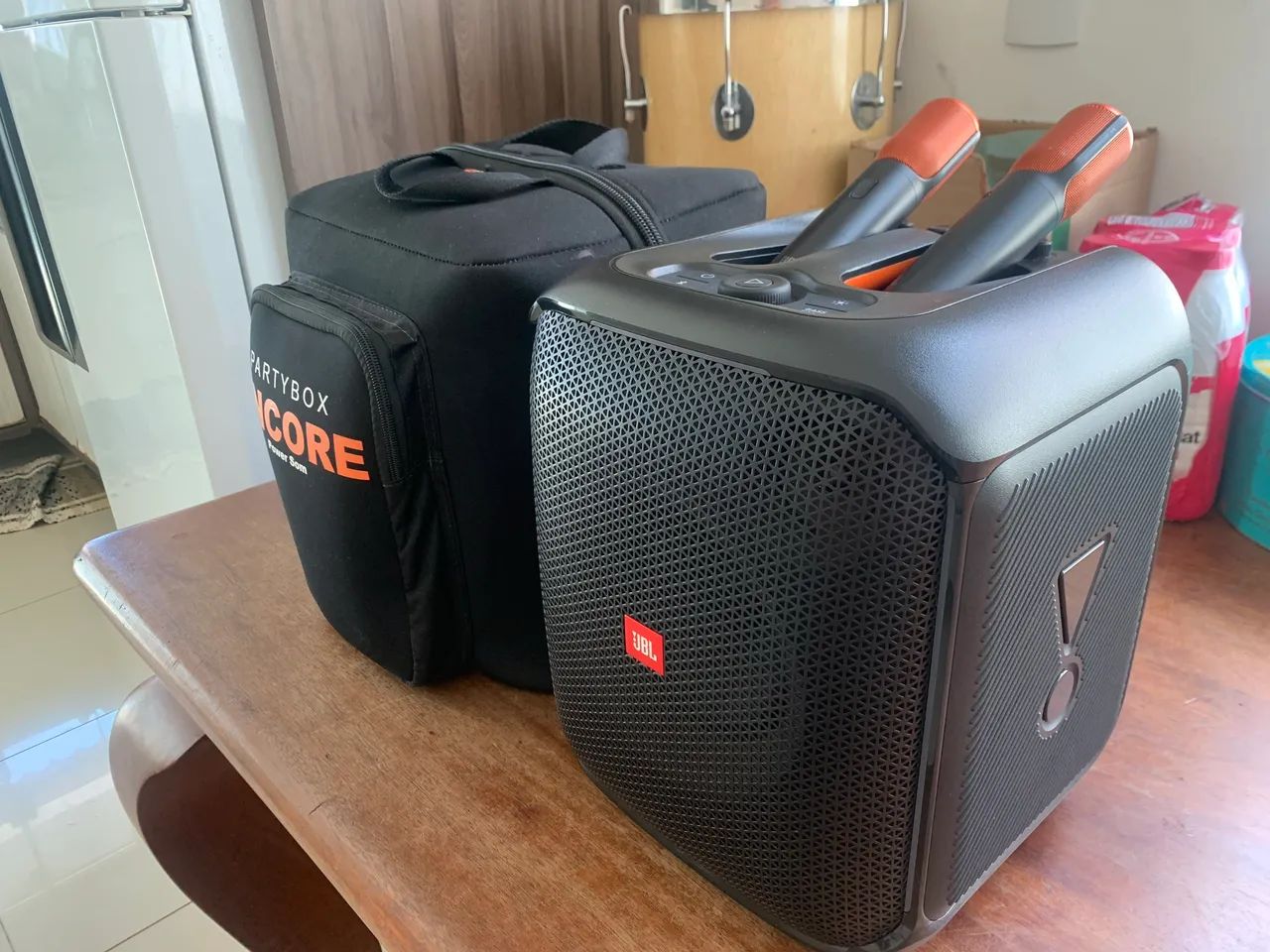 Caixa de som JBL part box + 2 microfones e bolds