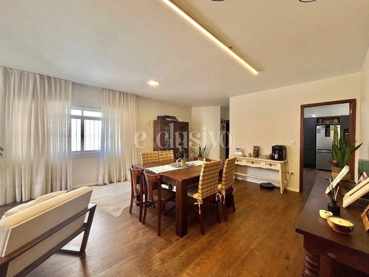 Amplo Apartamento à venda 3 dormitórios em Coqueiros - Foto 2