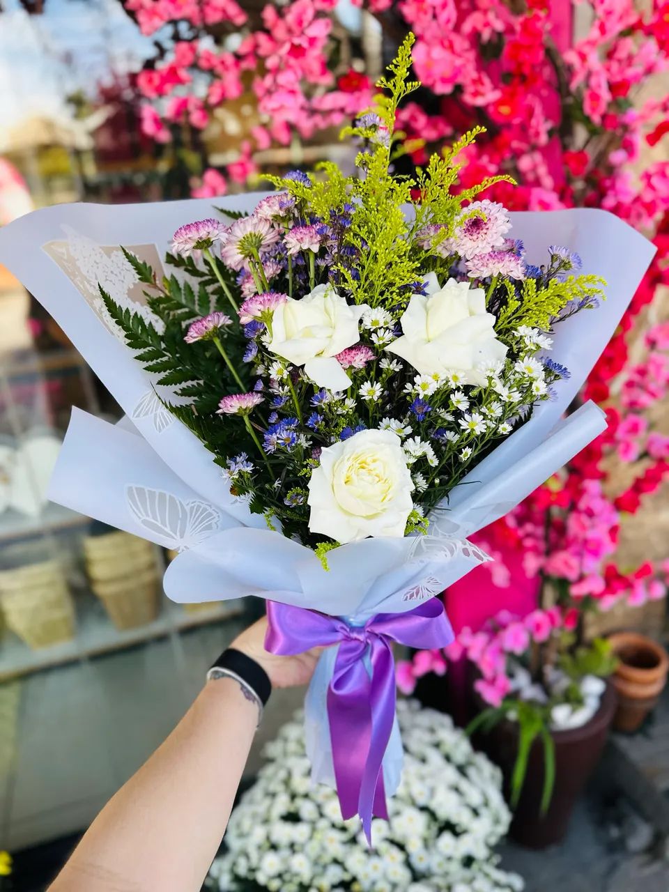 Buquê de flores braçada com 3 rosas 