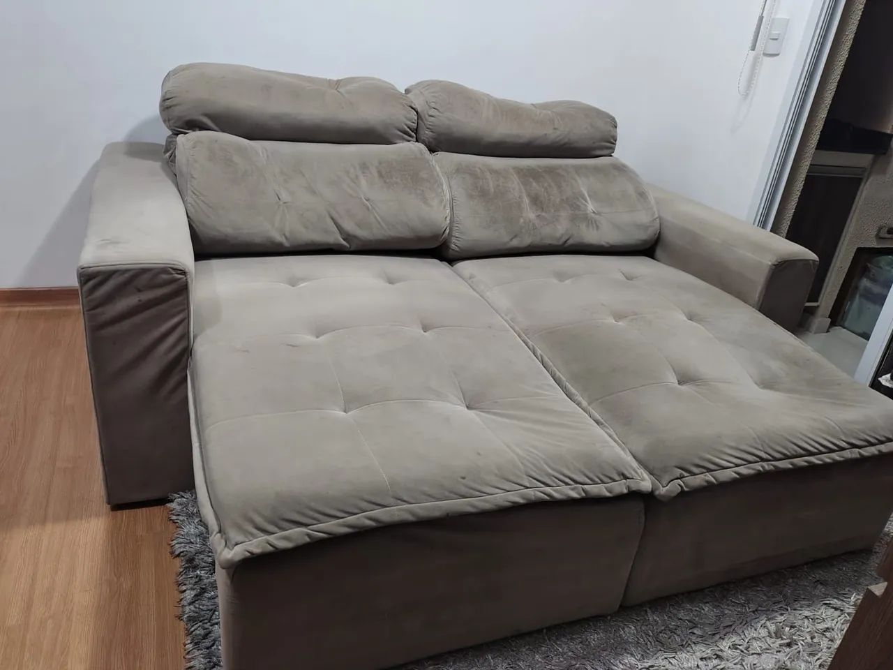 Sofá retrátil reclinável Suede bege  - Foto 3
