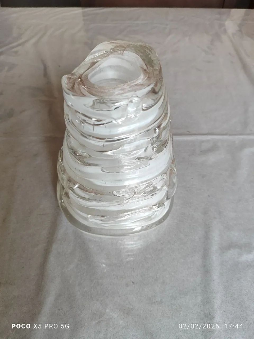 Vaso escultura em vidro quebrado 