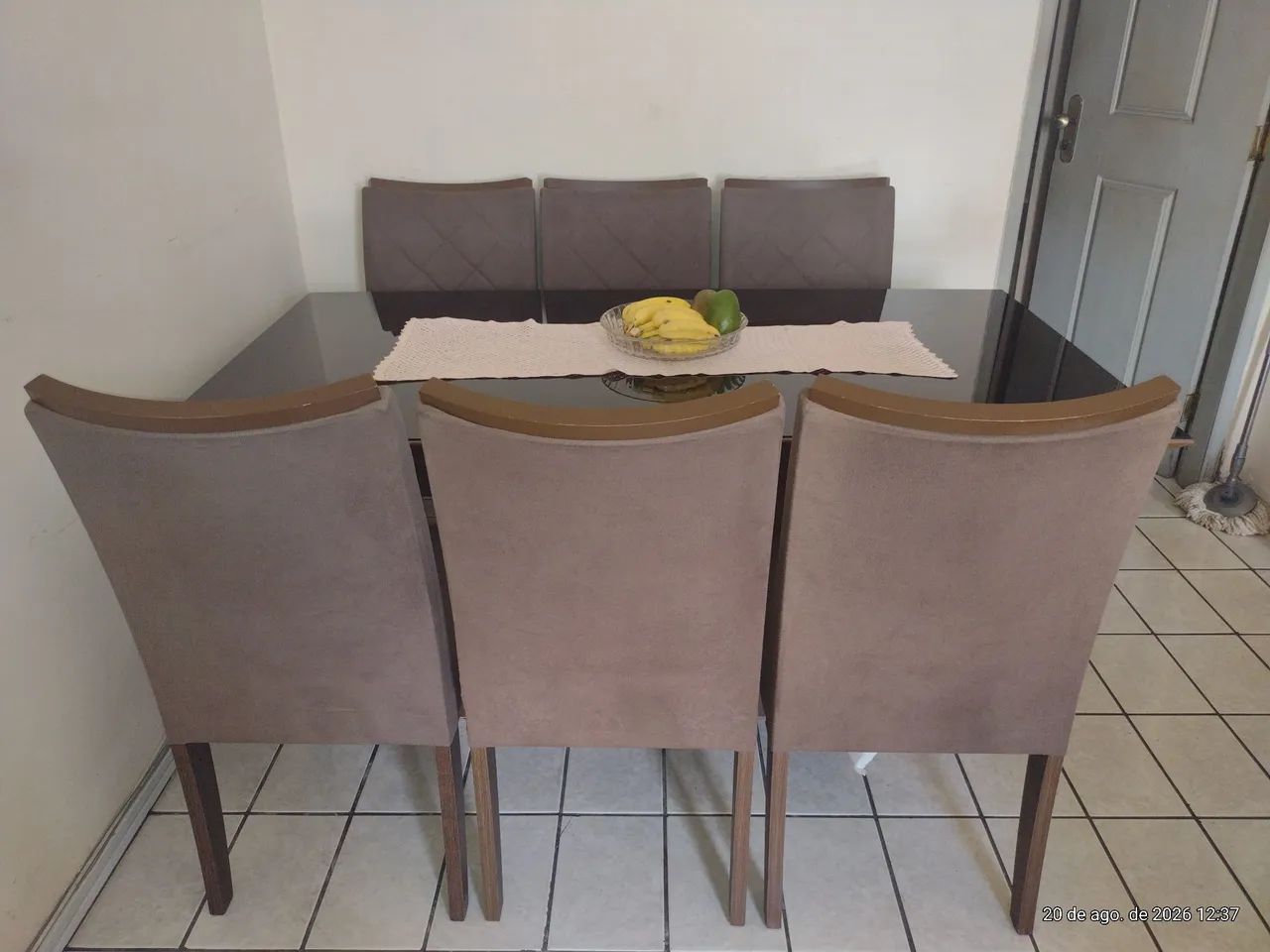 VENDO MESA COM TAMPO DE VIDRO E SEIS CADEIRAS  - Foto 3