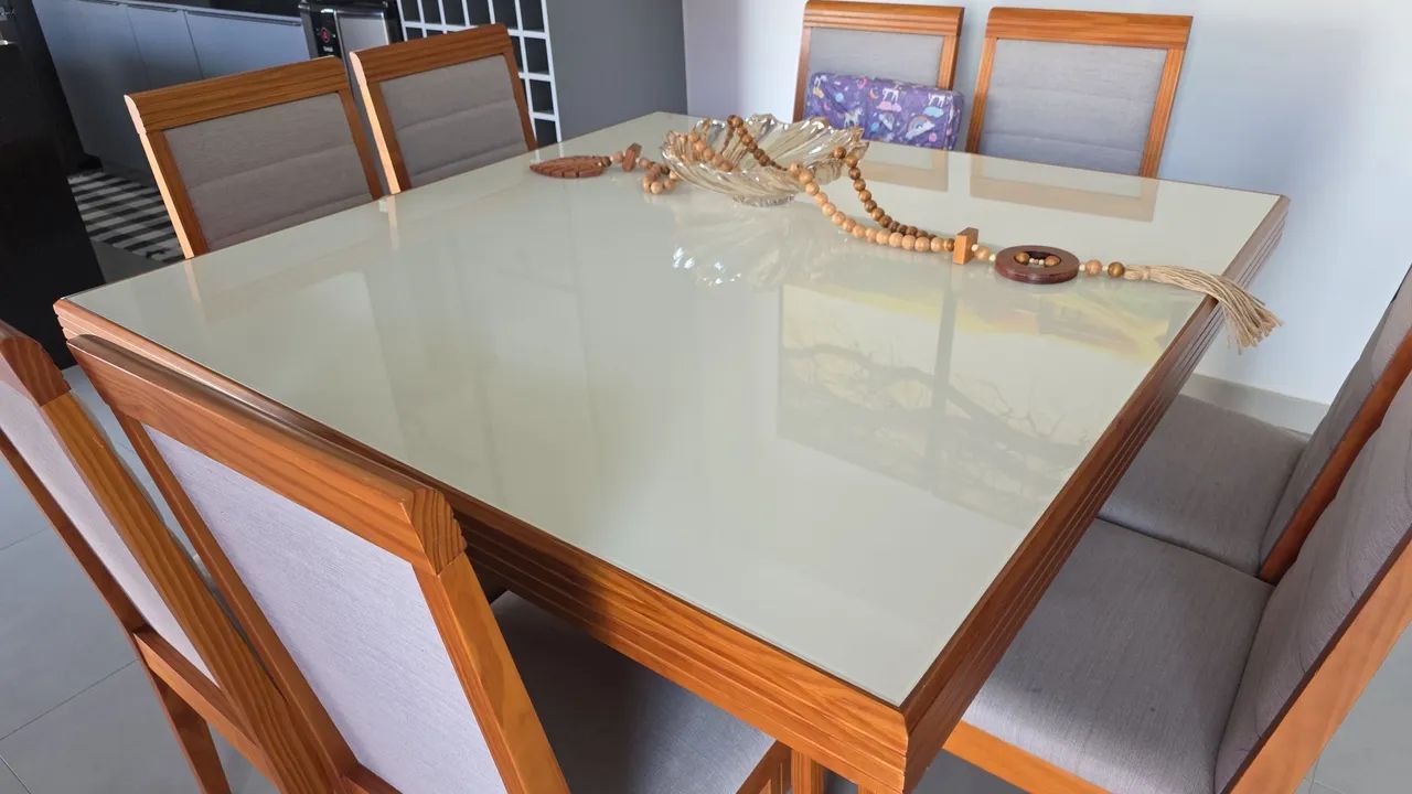 Vendo mesa quadrada com 8 cadeiras 