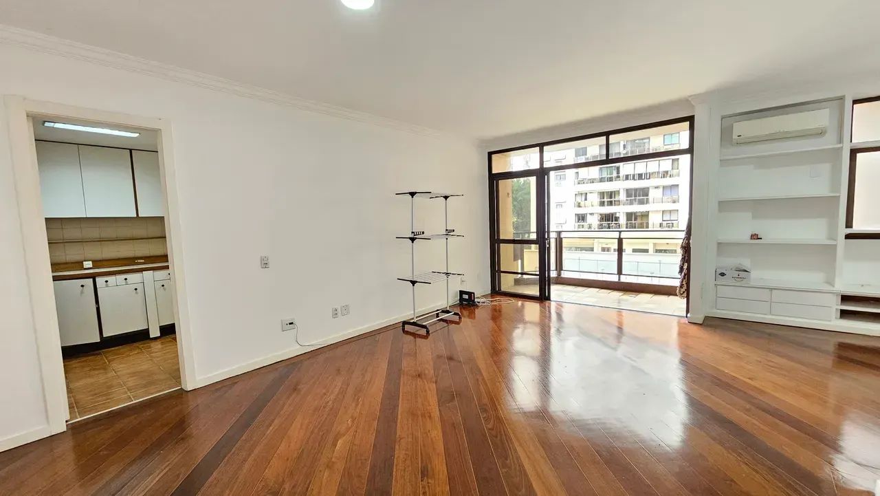 Apartamento em Prédio Com Varanda e Infraestrutura
