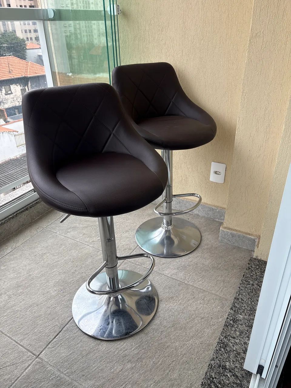 Banquetas em couro marrom 