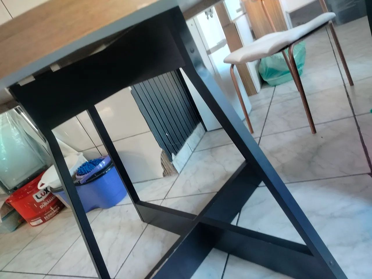 Vendo essa mesa com 2 cadeiras - Foto 4