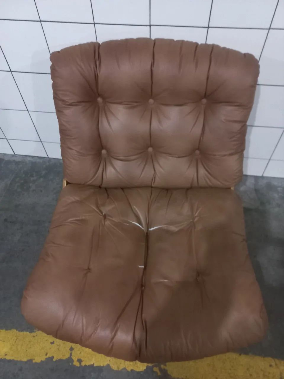 Vendo uma linda poltrona costela com estofado em couro 