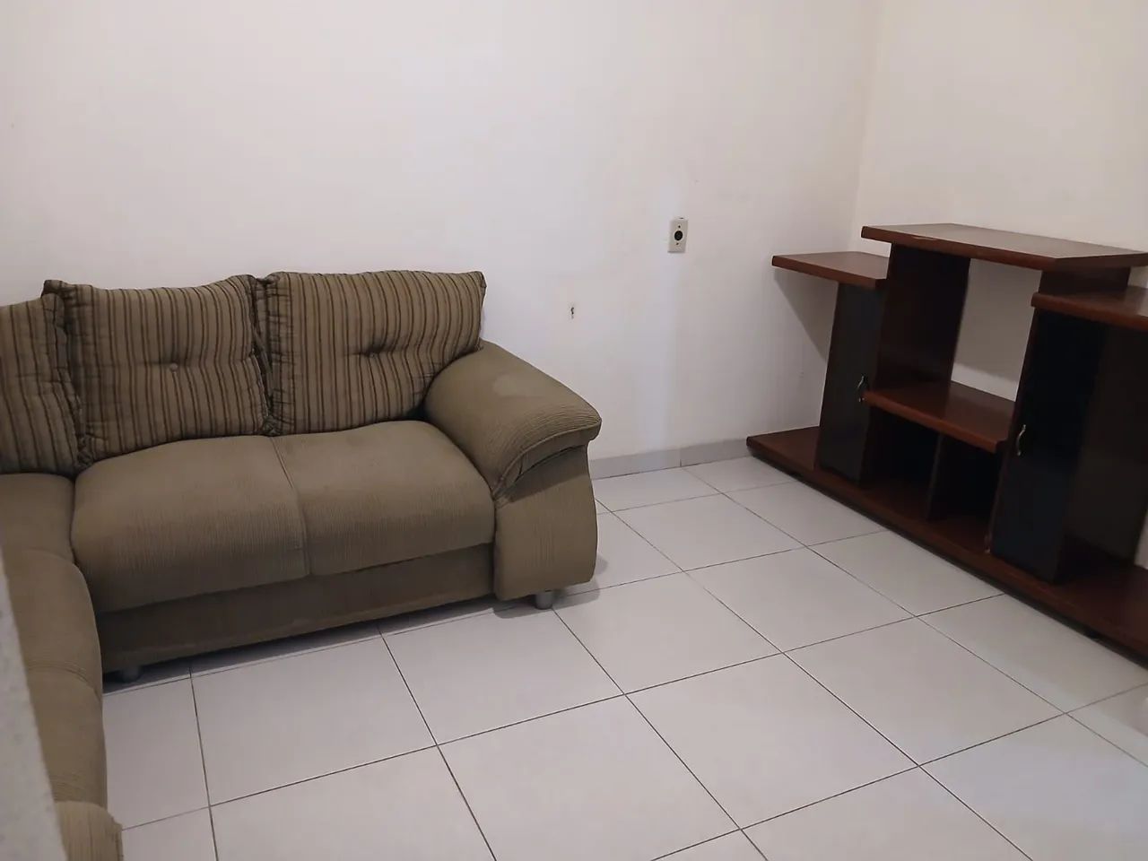 Aluga-se casa mobiliada (para moça) - Foto 5