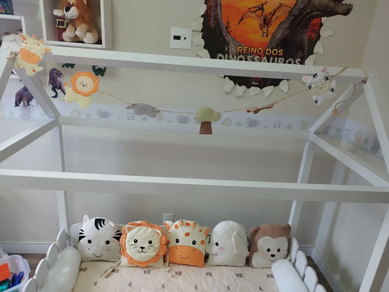 Mini cama montessoriana com colchão e almofadas safári 