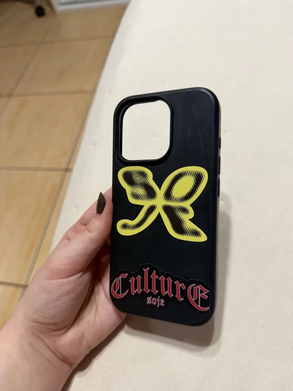 Capa iPhone 16 pro com adesivo  - Foto 3
