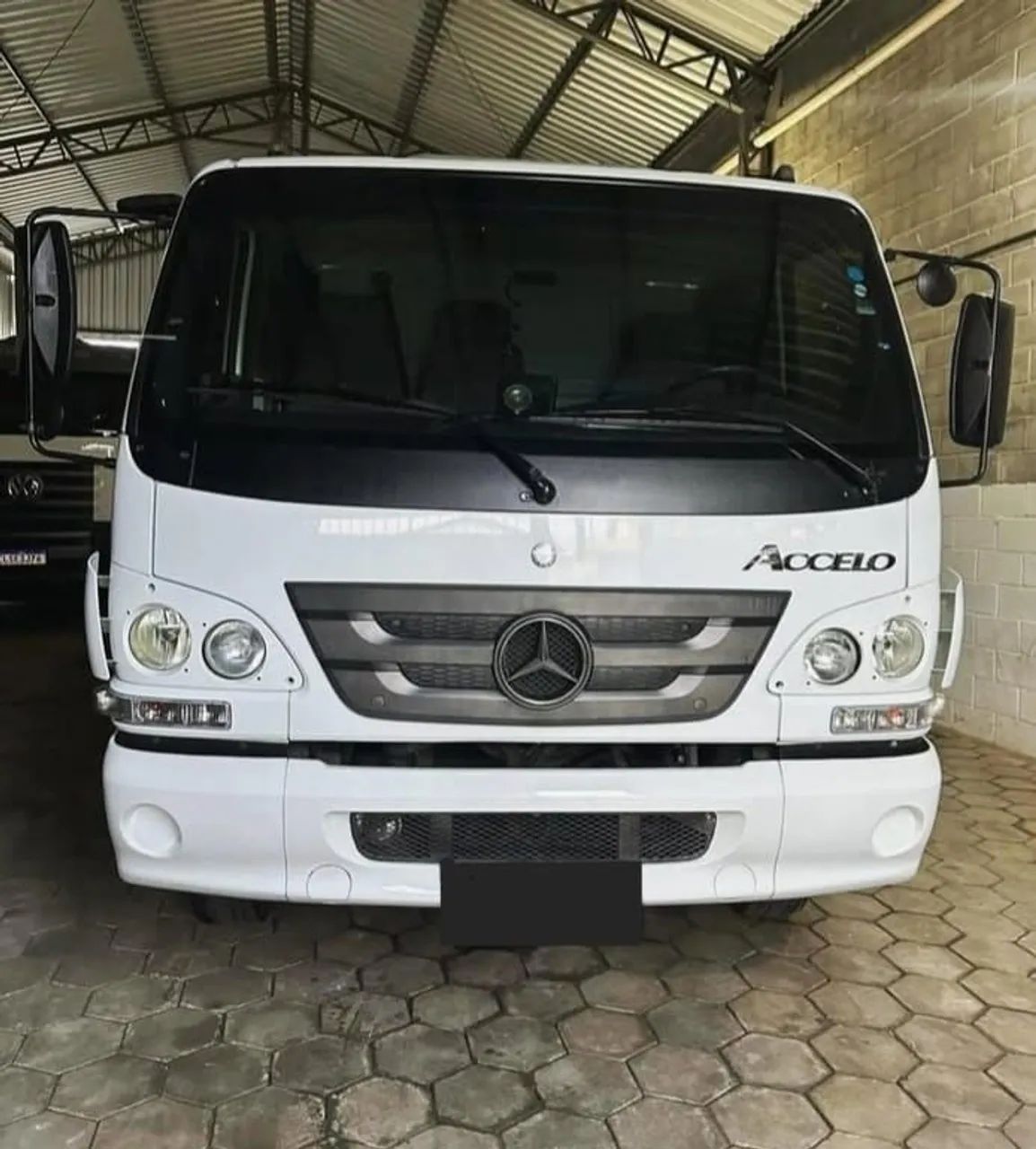 ACCELO 815 GUINCHO PLATAFORMA ANO 2016