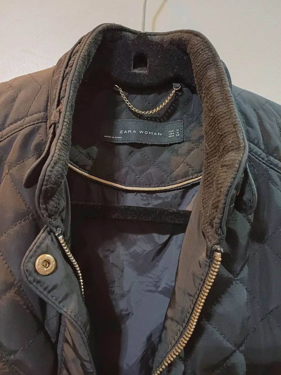 Colete Zara semi-novo acolchoado preto com bolsos. - Foto 2