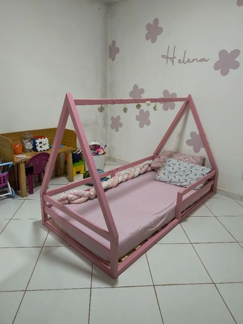 Cama montessoriana de casinha solteiro cor de rosa 