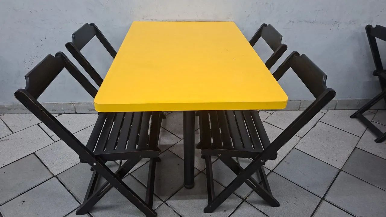 Mesas com 4 cadeiras
